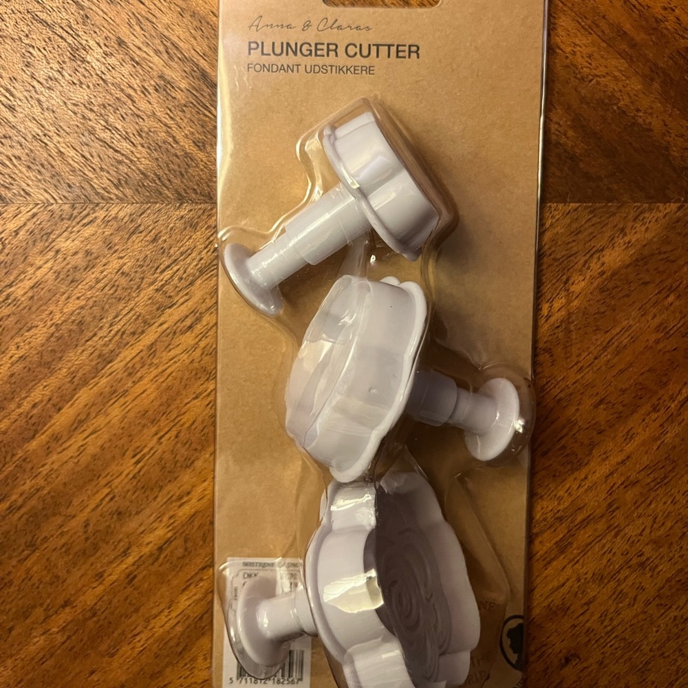 NWT fondant plunger cutter 3 pack